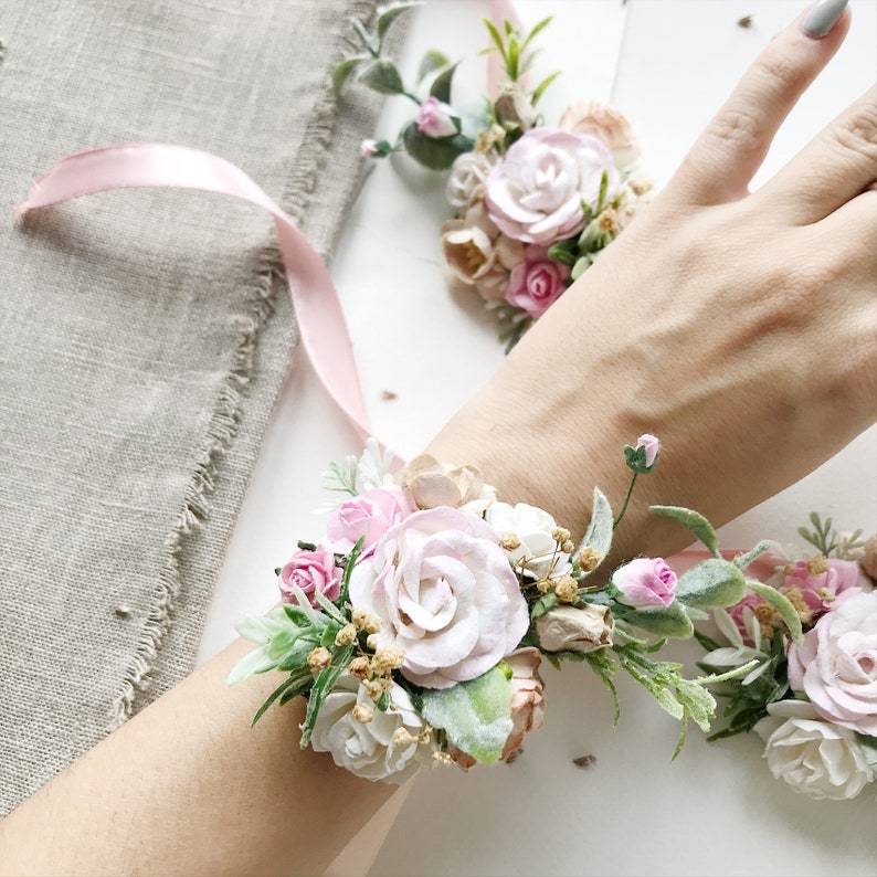 Браслеты для подружек невесты (87 фото): украшение в виде цветка из фоамирана, аксессуар на руку из живых цветов