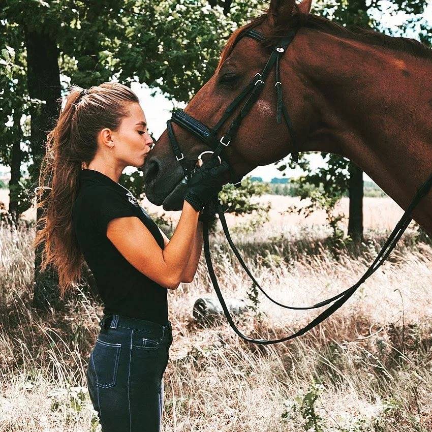 Женщина любит лошадь. Позы для фотографий на ипподроме для инстаграма. ООО ипподром Воронеж сцена лошадь.