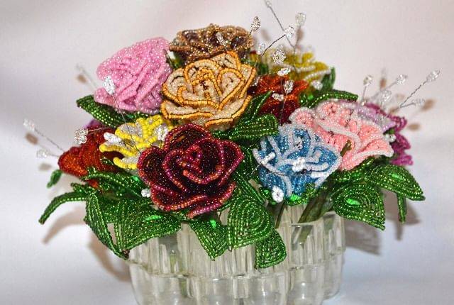 Букет роз из бисера — схема плетения с пошаговым фото