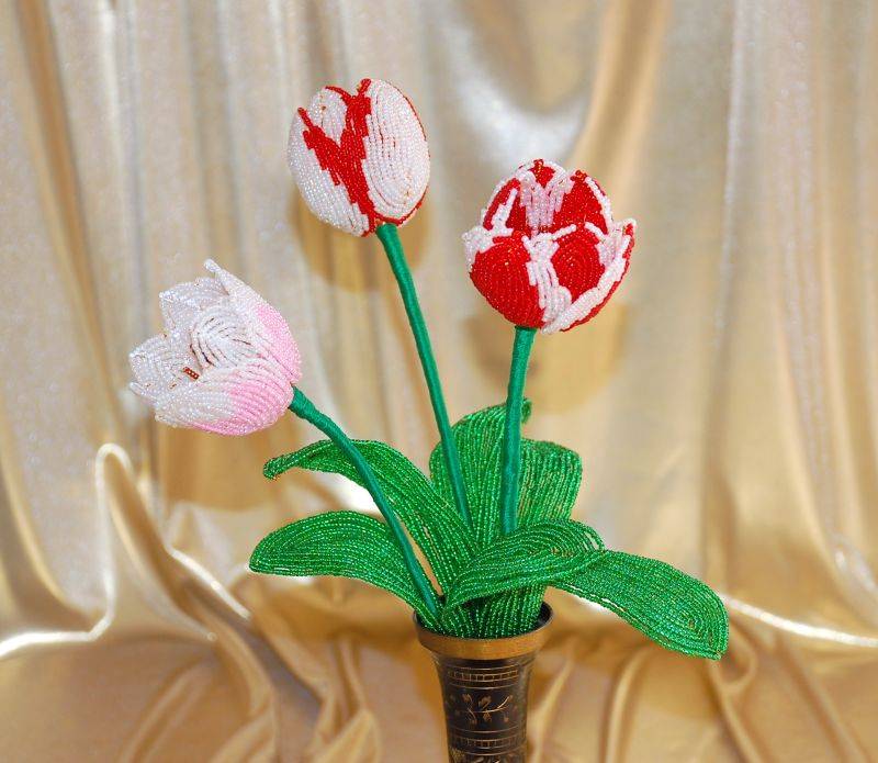 Как сделать красивые тюльпаны из бисера - обучающие видео-уроки для начинающих