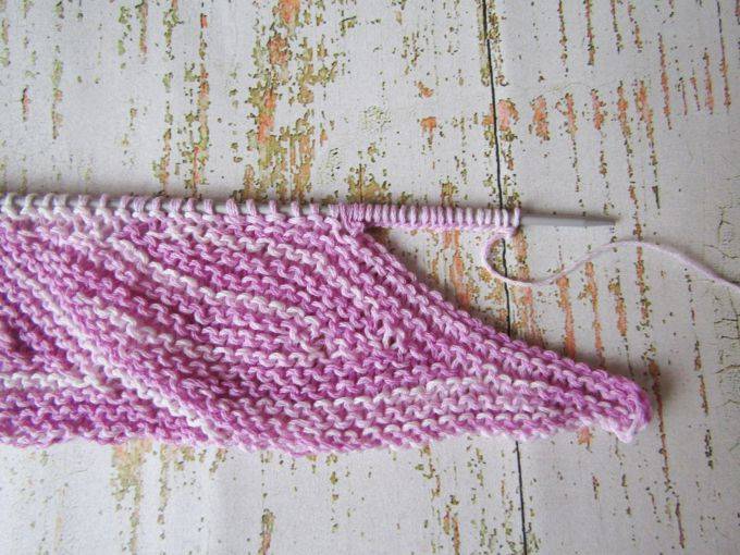 Длинный вязаный шарф спицами без обрыва нити