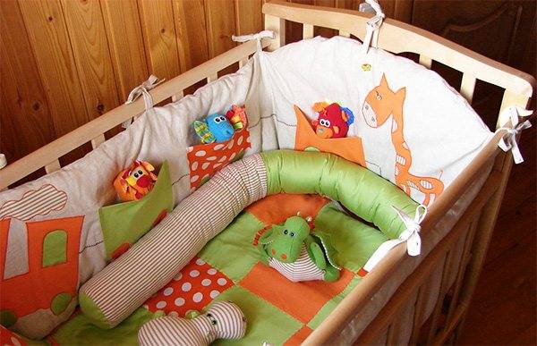 Бортики косички, зверушки, облачко, змейка в кроватку для новорожденных, как сшить своими руками, защита кроватки своими руками
