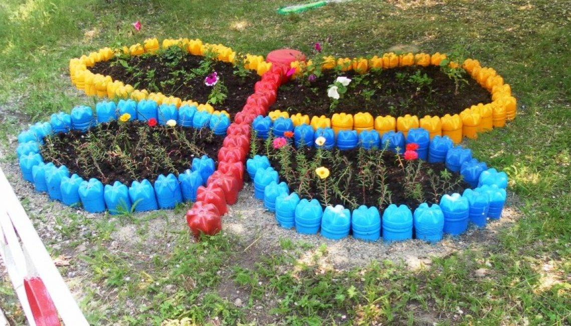 Цветы из пластиковых бутылок для декора сада