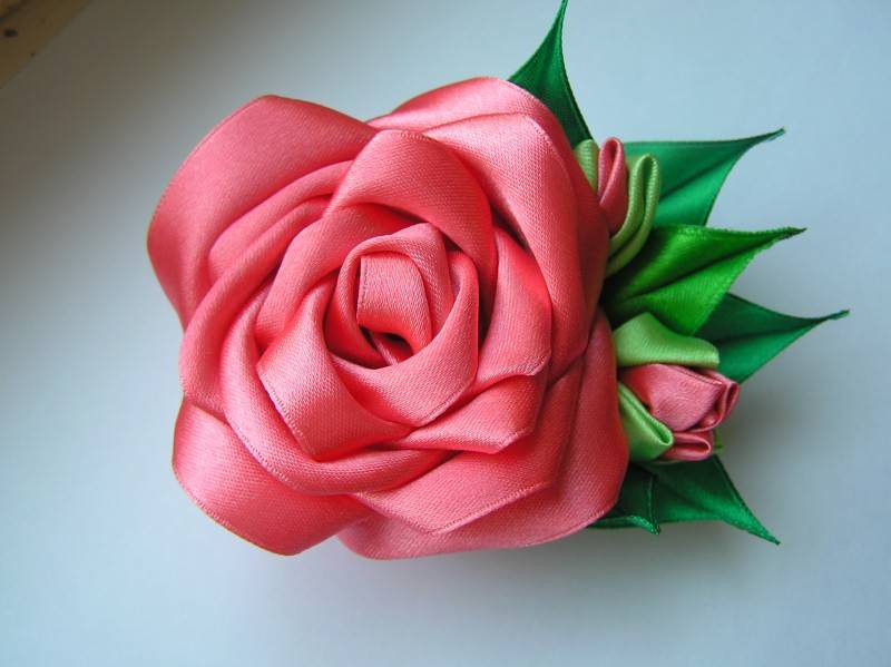 Интерьерная роза из атласных лент на стебле – три способа создания