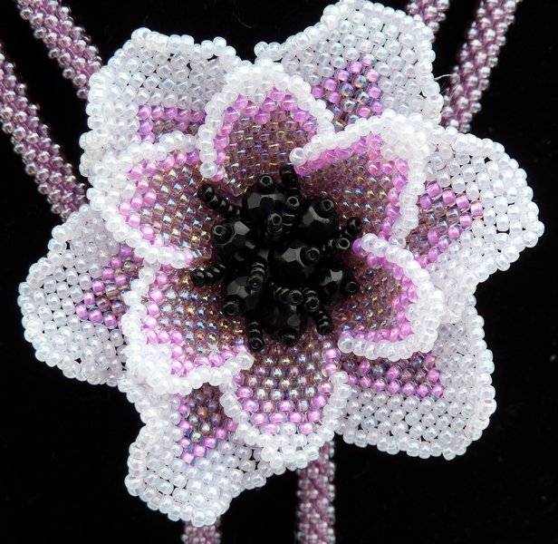 Плетение бисером яркого цветка анемоны