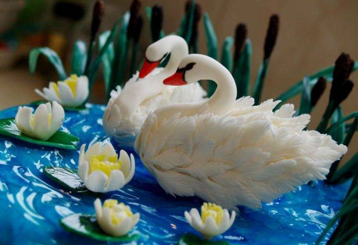 Как сделать свадебный торт с лебедями и розами: инструкция
