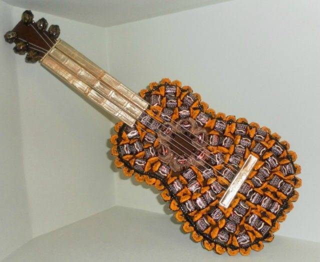 Гитара из конфет фото. гитара из конфет своими руками: мастер класс изготовления с рекомендациями и пошаговым описанием