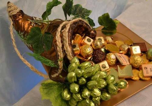 Букет из конфет своими руками (130 фото): мастер-класс, как собрать и украсить, оригинальные идеи дизайна подарка