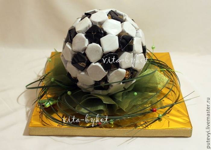 Поделка изделие свит-дизайн день рождения моделирование конструирование мяч - конфетница для болельщика "зенита" бумага