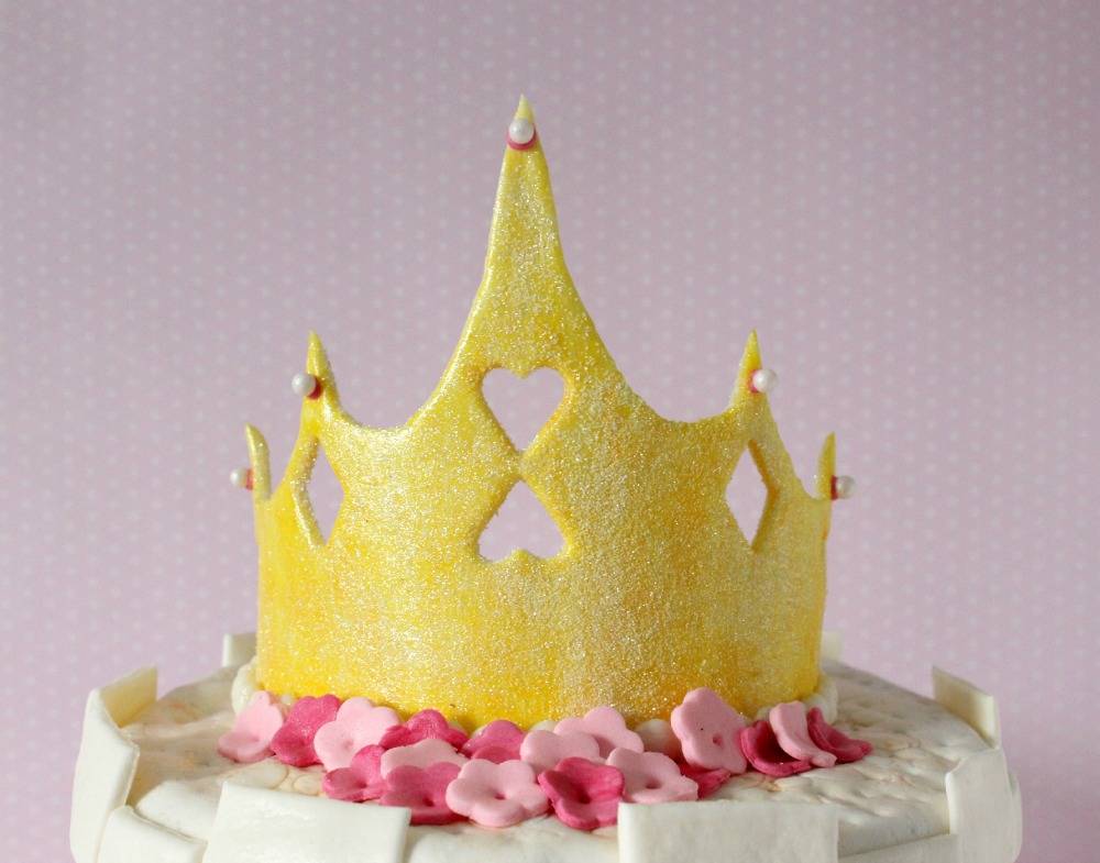 Корона из мастики с шаблоном как оригинальное украшение торта