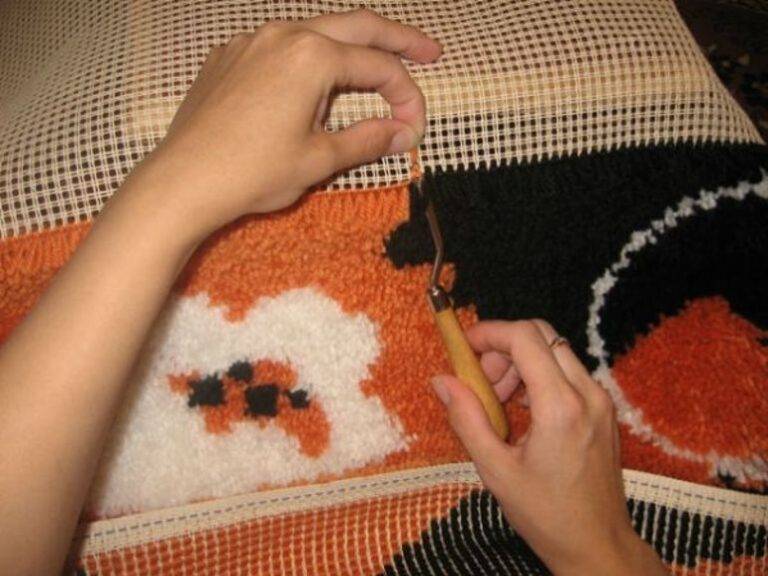 Вышивка в ковровой технике: виды и основы работы с инструментами