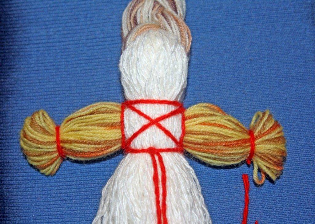 Куколки обереги своими руками. Мартиничка кукла оберег. Кукла из ниток. Оберег из ниток. Куколка оберег из ниток.