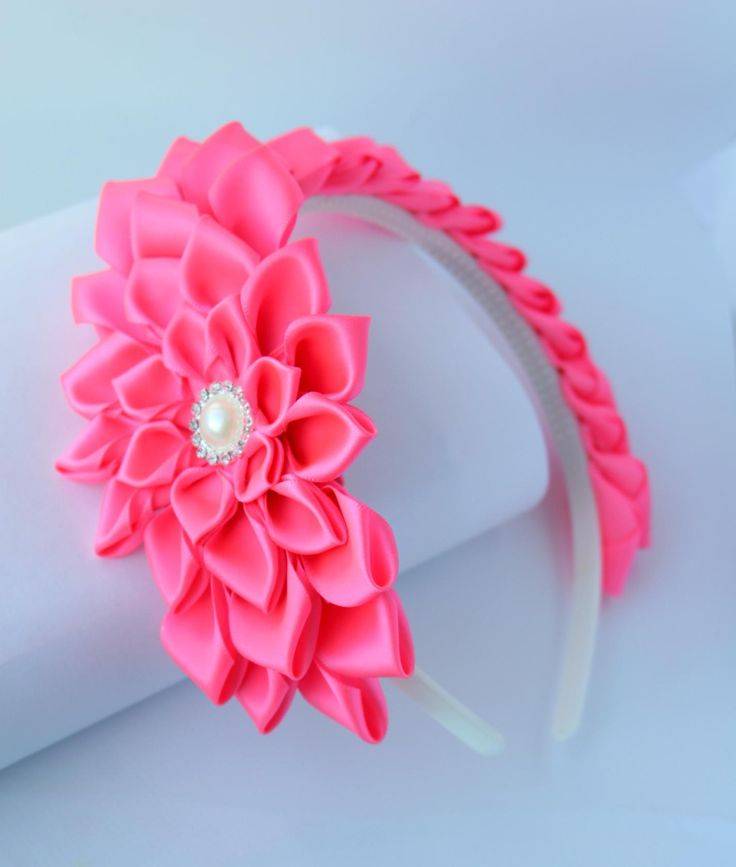 Сегодня мы покажем вам, как сделать ободок из роз из декоративного материала — фоамирана. творчество