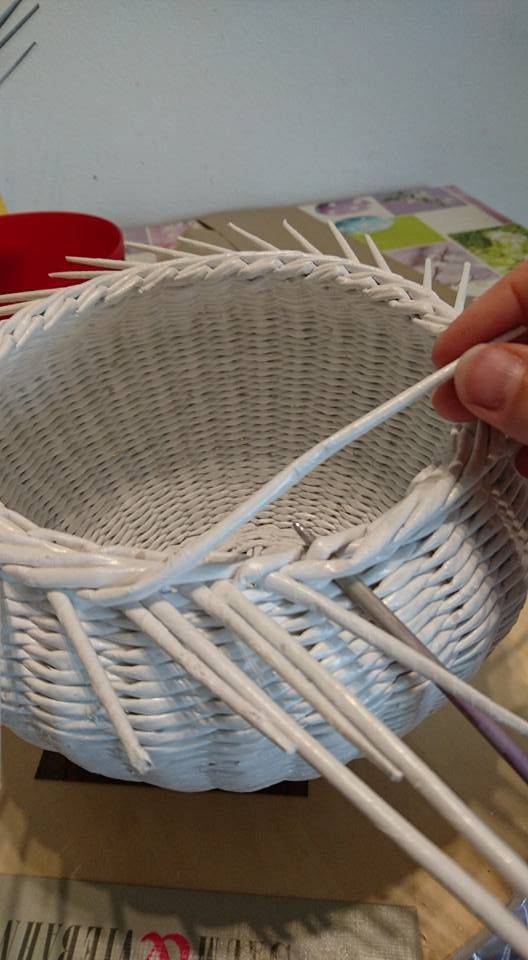 Плетение из газетных трубочек пошагово: новые идеи для начинающих и мастер-классы от рукодельниц