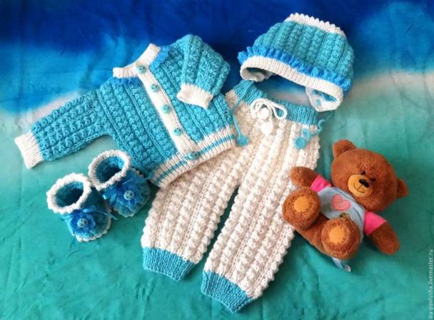 Вязаные спицами костюмчики для новорожденных