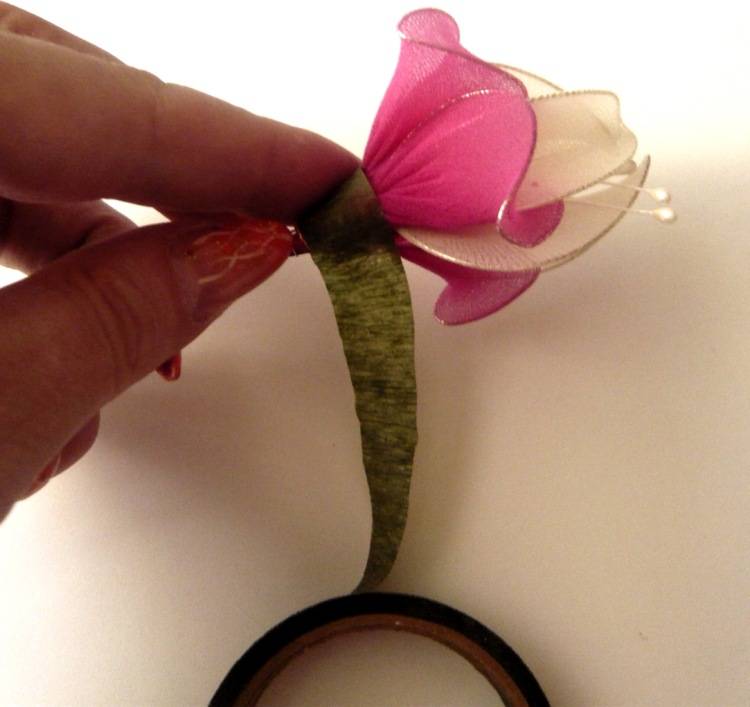 Как самостоятельно сделать красивые цветочки из капрона: инструкции начинающим