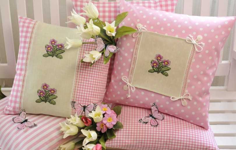 Диванные подушки своими руками: как оформить вышивку в декоративную наволочку