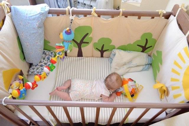 Бортики в кроватку для новорожденных своими руками. выкройки и советы