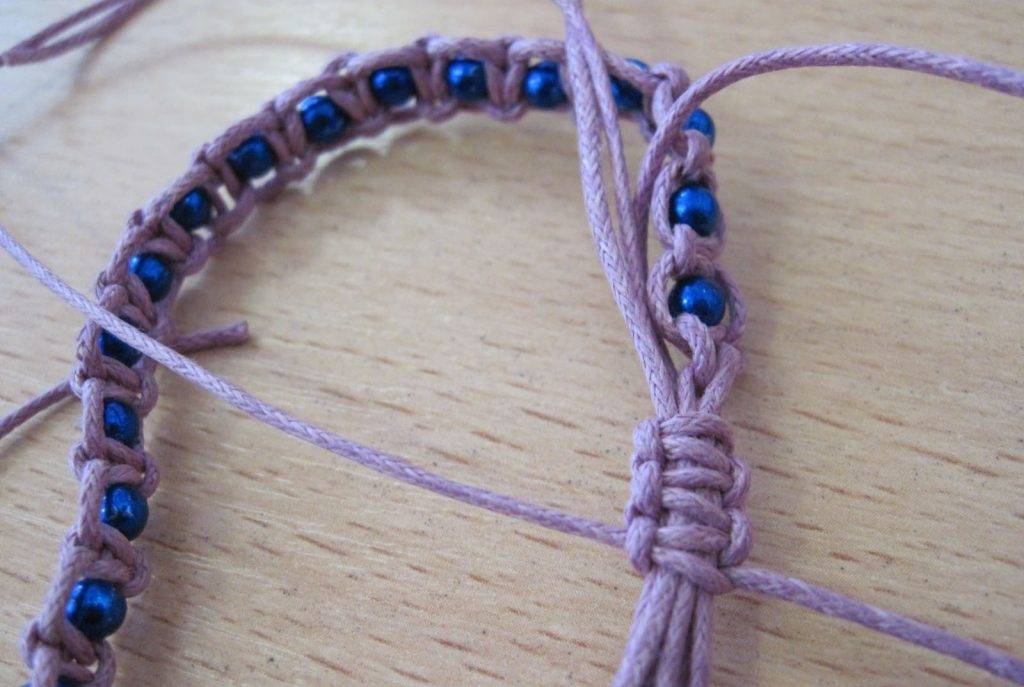 Как из нитки сделать браслет: пошаговая инструкция