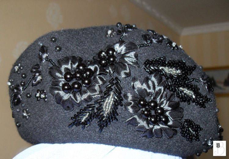 Вышивка бисером на варежках, вязаной шапке, перчатках, кофте, свитере и других изделиях своими руками: схемы, как вышить снежинку