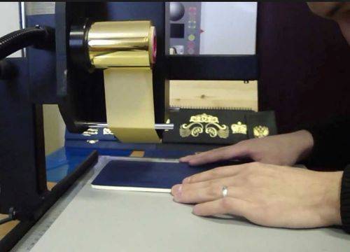 Тиснение фольгой своими руками по бумаге и на коже: технология и материалы