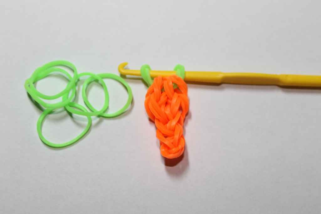 Плетение из резинок на рогатке: для начинающих, поделки, как сплести еду для кукол