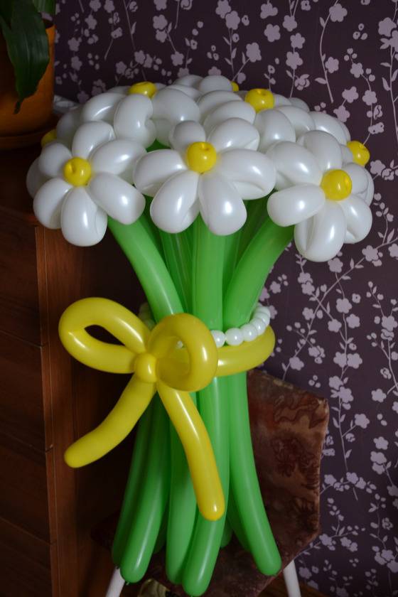 Ромашка из шаров: разноцветный декор помещения к празднику