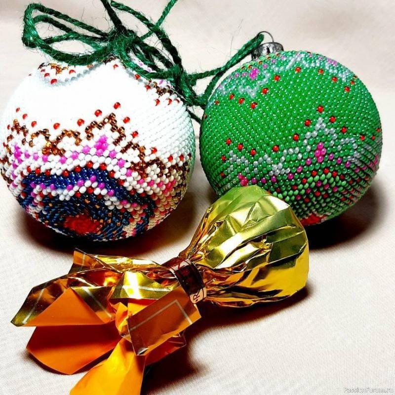 Новогодние шарики на ёлку, оплетённые бисером - бисерное волшебство! - страна мам
