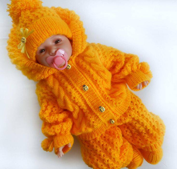 Вязаные спицами костюмчики для новорожденных подойдут любому ребенку, в них удобно и комфортно