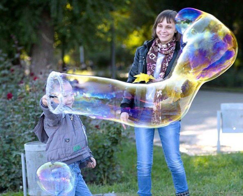 Как сделать шоу мыльных пузырей на детский праздник: рецепт раствора, пенная трубка для снежного шоу мыльных пузырей и другие приспособления для выдувания мыльных пузырей в домашних условиях. видео-обучение шоу мыльных пузырей