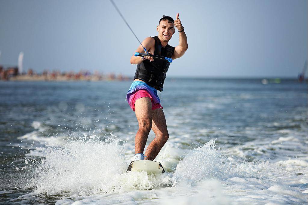 Do water sports. Вейк парк Сочи. Катерный вейкбординг. Мужчина на вейкборде.