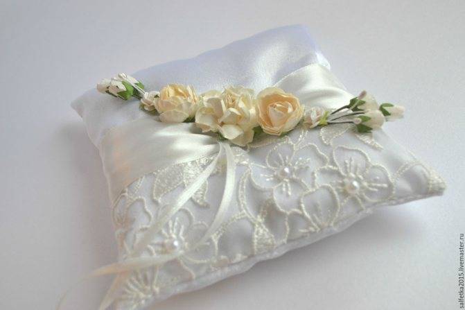 Подушка для колец на свадьбу своими руками. какую форму и материал выбрать?