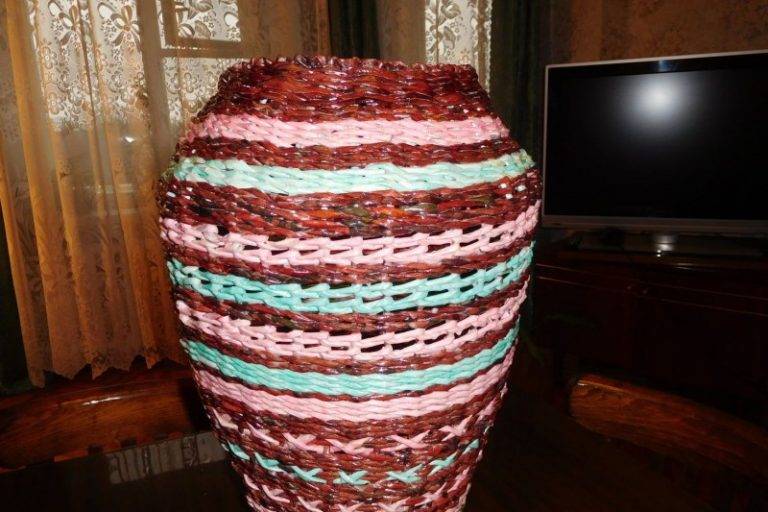 Основные секреты плетения вазы из газетных трубочек