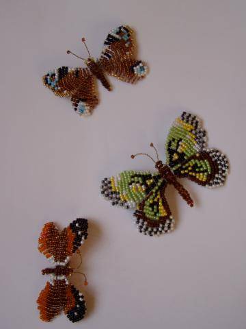 Разные способы плетения ярких бабочек из бисера