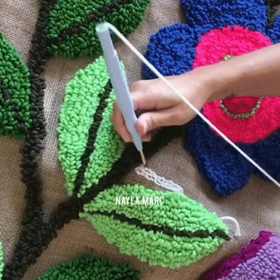 Вышивка ковровой техникой с помощью специальной иглы