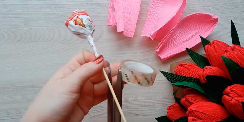 Как сделать тюльпаны из гофрированной бумаги с конфетами своими руками ????