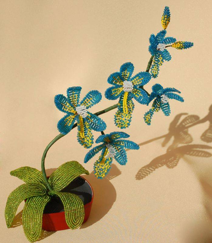 Пошаговый урок плетения нежных орхидей из бисера