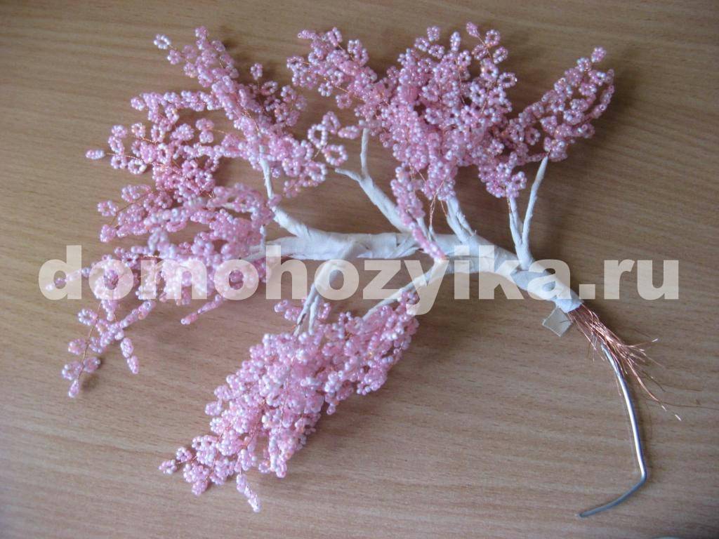 Плетение цветущей розовой сакуры из бисера