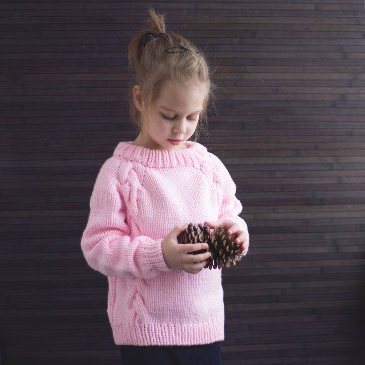 Учимся вязанию ярких свитеров для девочки