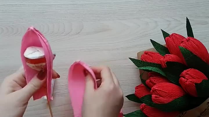 Тюльпаны из гофрированной бумаги с конфетами своими руками