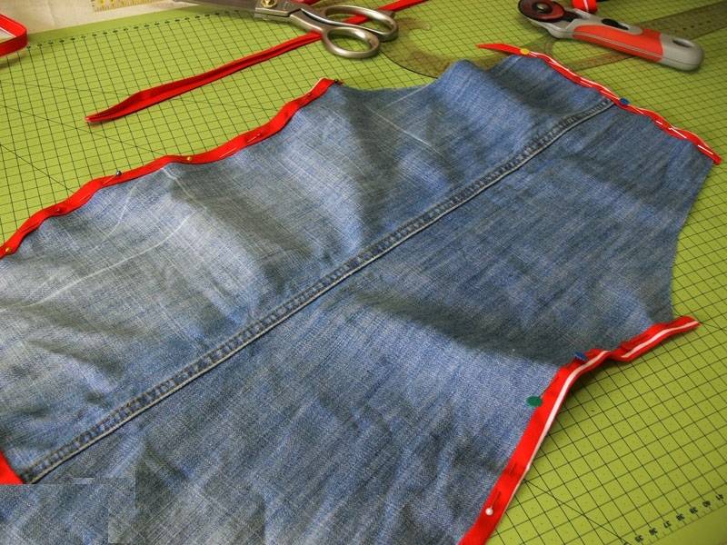 Как сшить оригинальный и стильных джинсовый фартук своими руками: материалы, схемы и выкройки