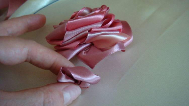 Как сделать лепестки канзаши своими руками: мастер-класс для начинающих. мастер-класс по вышивке лентами, вышиваем розы по видео вышивка в стиле канзаши
