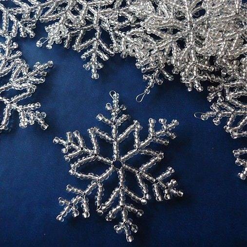 Новогодние снежинки своими руками: шьём, вяжем, вышиваем!
