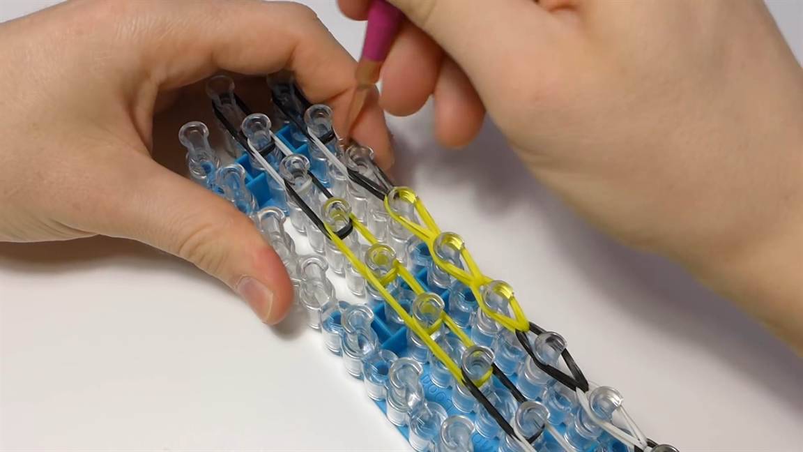 Как сделать браслеты из резинок на пальцах