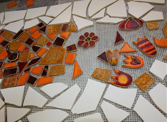Как превратить битый материал в красивое покрытие – мозаика из плитки в интерьере своими руками