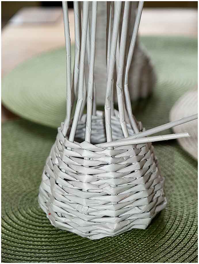 Плетение ваз из газетных трубочек - примеры изготовления стильных поделок (видео урок)