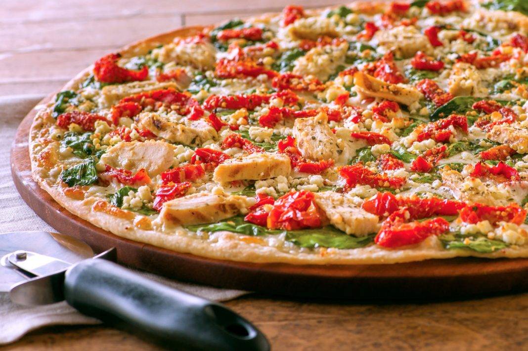 Домашняя пицца: 10 небанальных рецептов, которые легко повторить — wonderzine