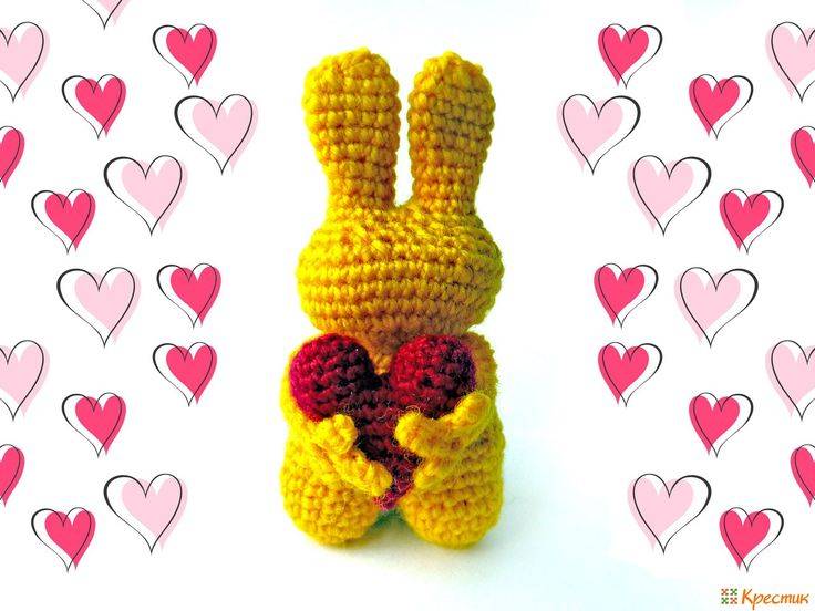 Крошечный заяц амигуруми с сердечком в лапках
