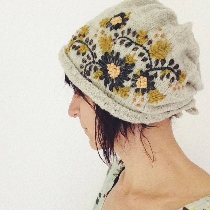 Как украсить вязаную шапку своими руками?