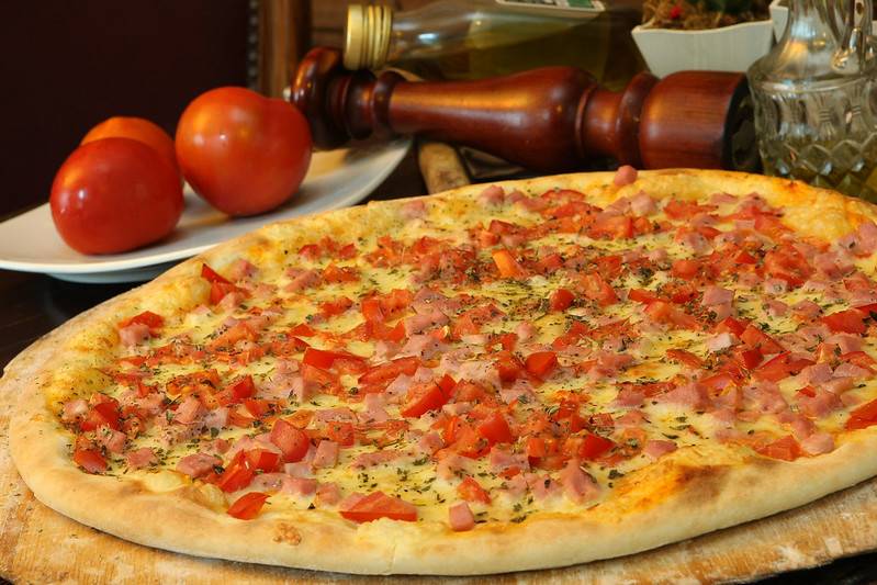 В чём секрет самой вкусной пиццы: история её происхождения и полезный рецепт нежирной пиццы